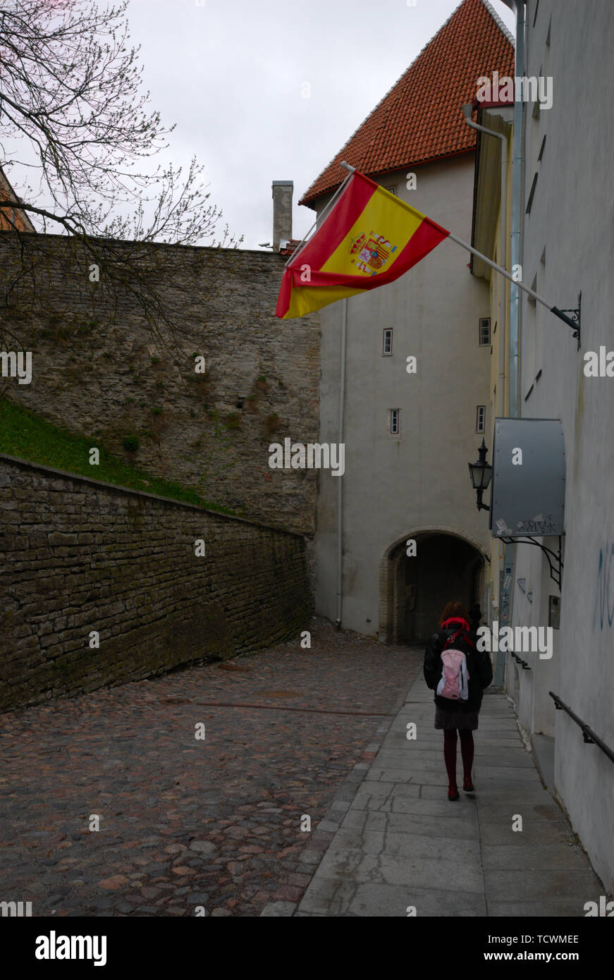 Bandera del Reino de España en la 'Ciudad Vieja' de Tallinn, Estonia. Foto de stock