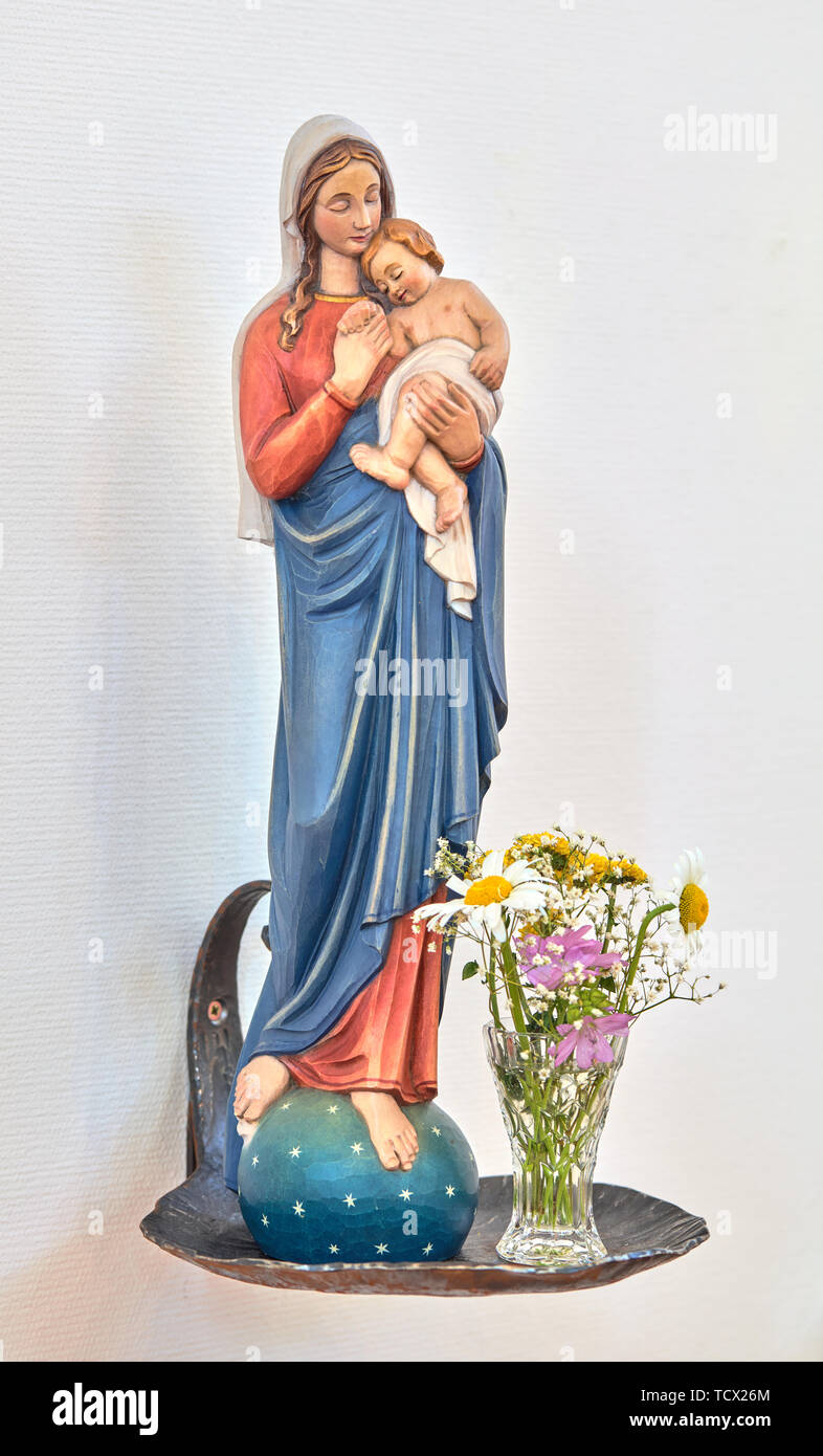Estatua de la santísima Virgen María en la Iglesia Católica Åkersberga, Suecia Foto de stock