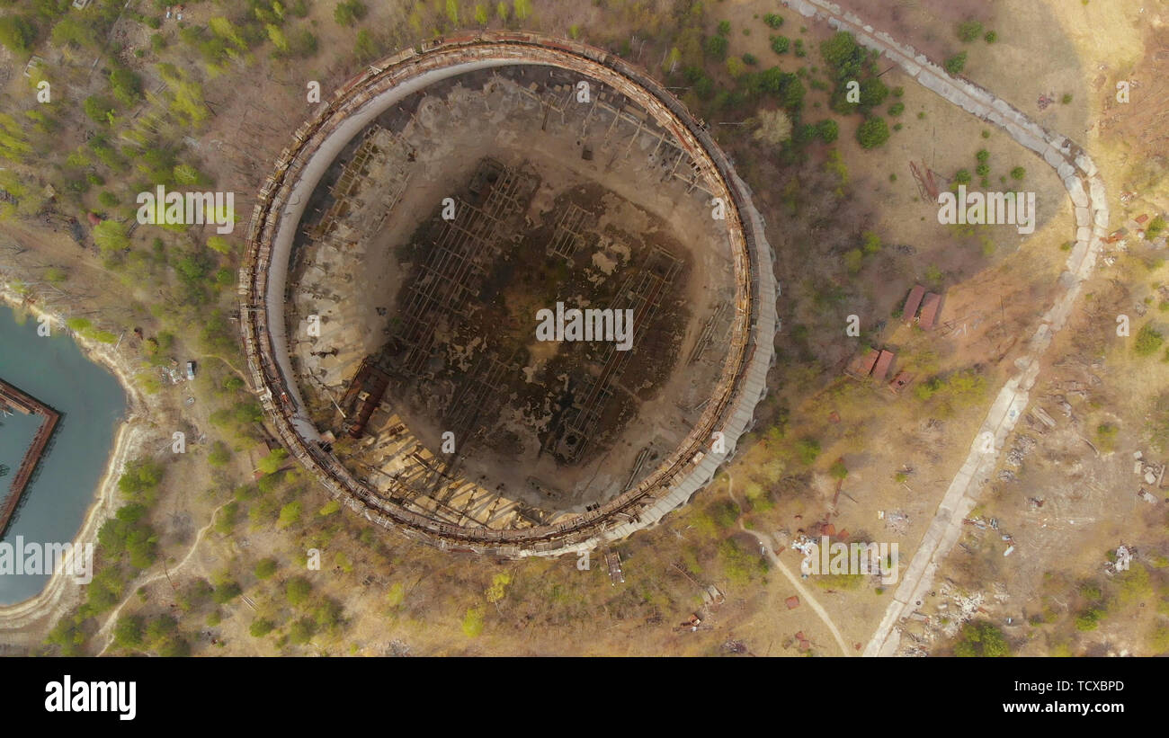 Drone sobrevuela la torre de refrigeración, vista superior Foto de stock