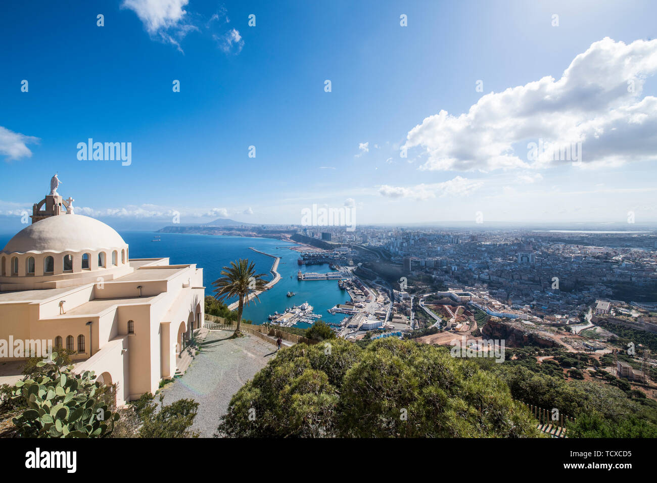Vistas de Orán con la Catedral de Santa Cruz en el primer plano, Orán, Argelia, el Norte de África, África Foto de stock