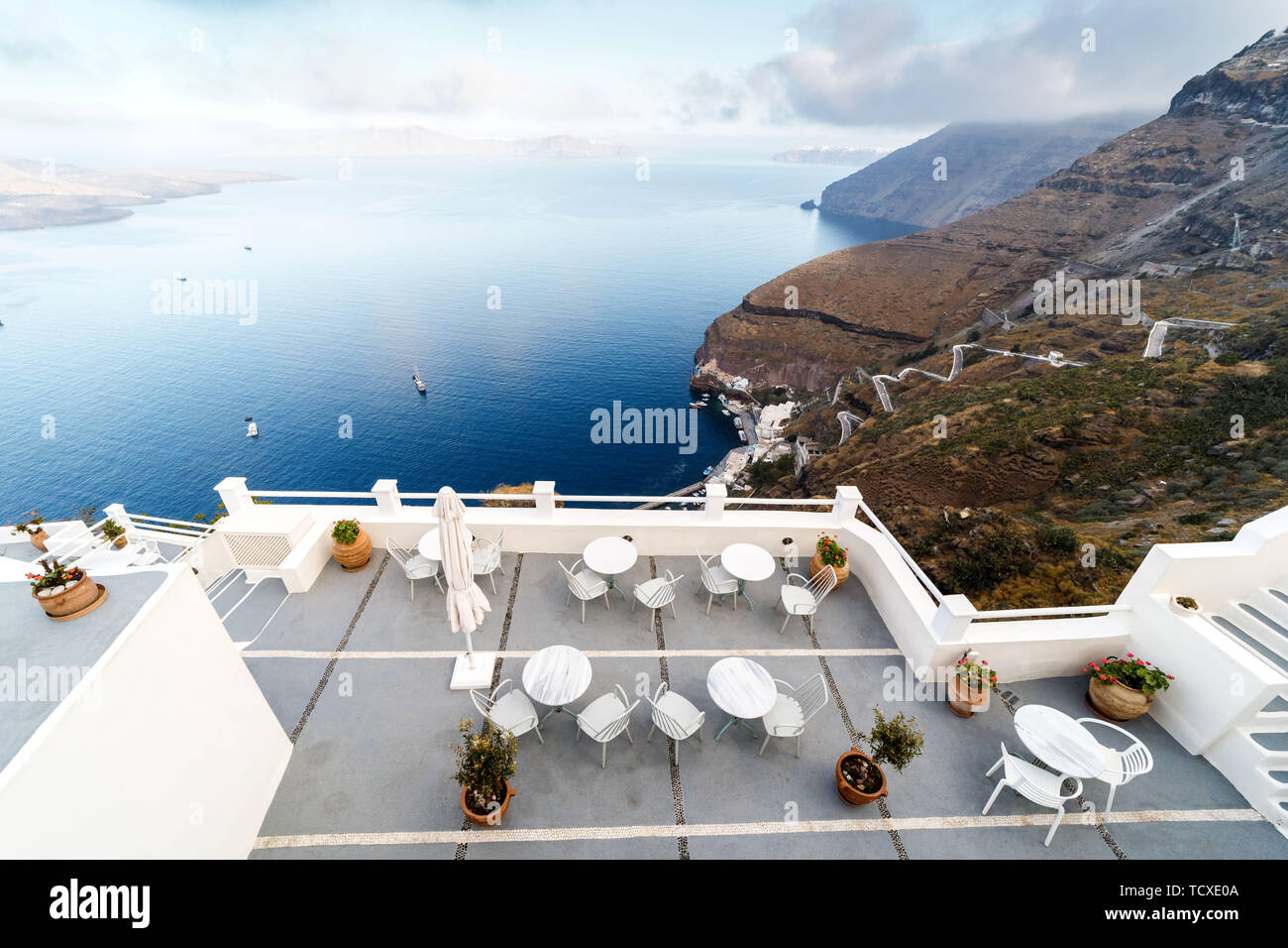 La terraza con vistas al mar en hotel de lujo, la isla de Santorini, Grecia. Vacaciones románticas junto al mar Foto de stock