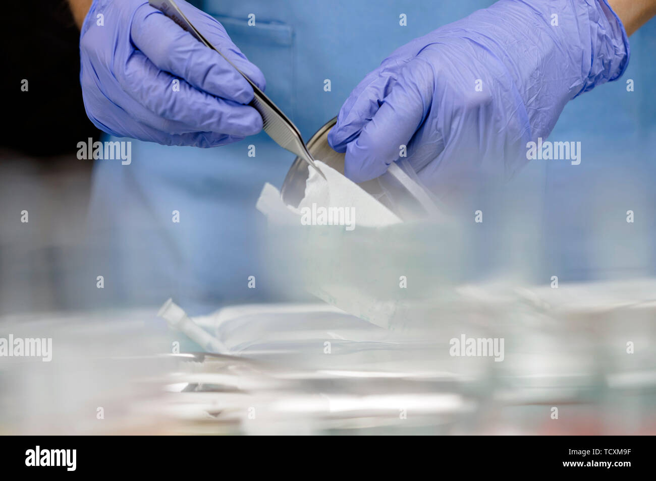 Tomar una gasa estéril de enfermera en un hospital, imagen conceptual Foto de stock