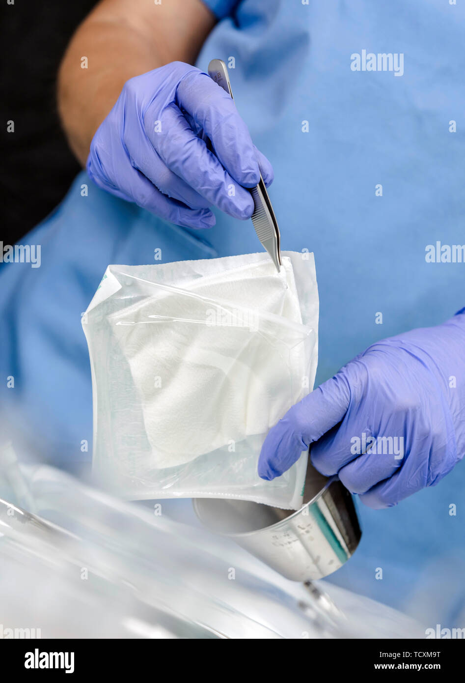 Tomar una gasa estéril de enfermera en un hospital, imagen conceptual Foto de stock