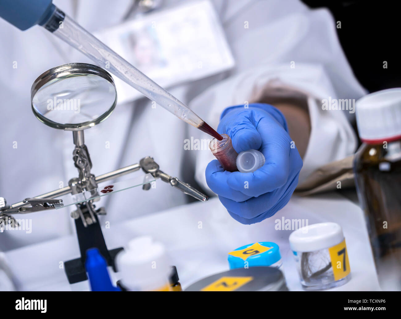 La policía científica extrae sangre de la escena del crimen en el laboratorio forense para verificar el ADN, imagen conceptual Foto de stock