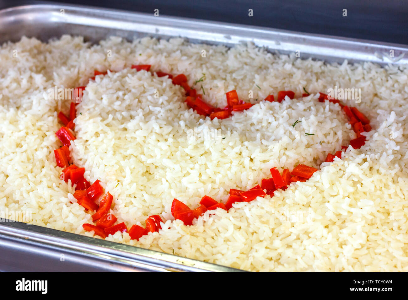 Arroz hervido decorado con corazón de pimiento rojo Fotografía de stock -  Alamy
