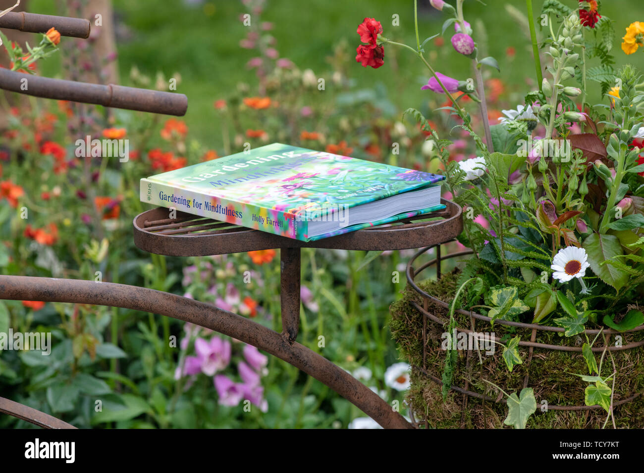 Jardinería para mindfulness libro sobre un vivero mostrar en RHS Chatsworth Flower Show 2019. Chatsworth, Derbyshire, Reino Unido Foto de stock