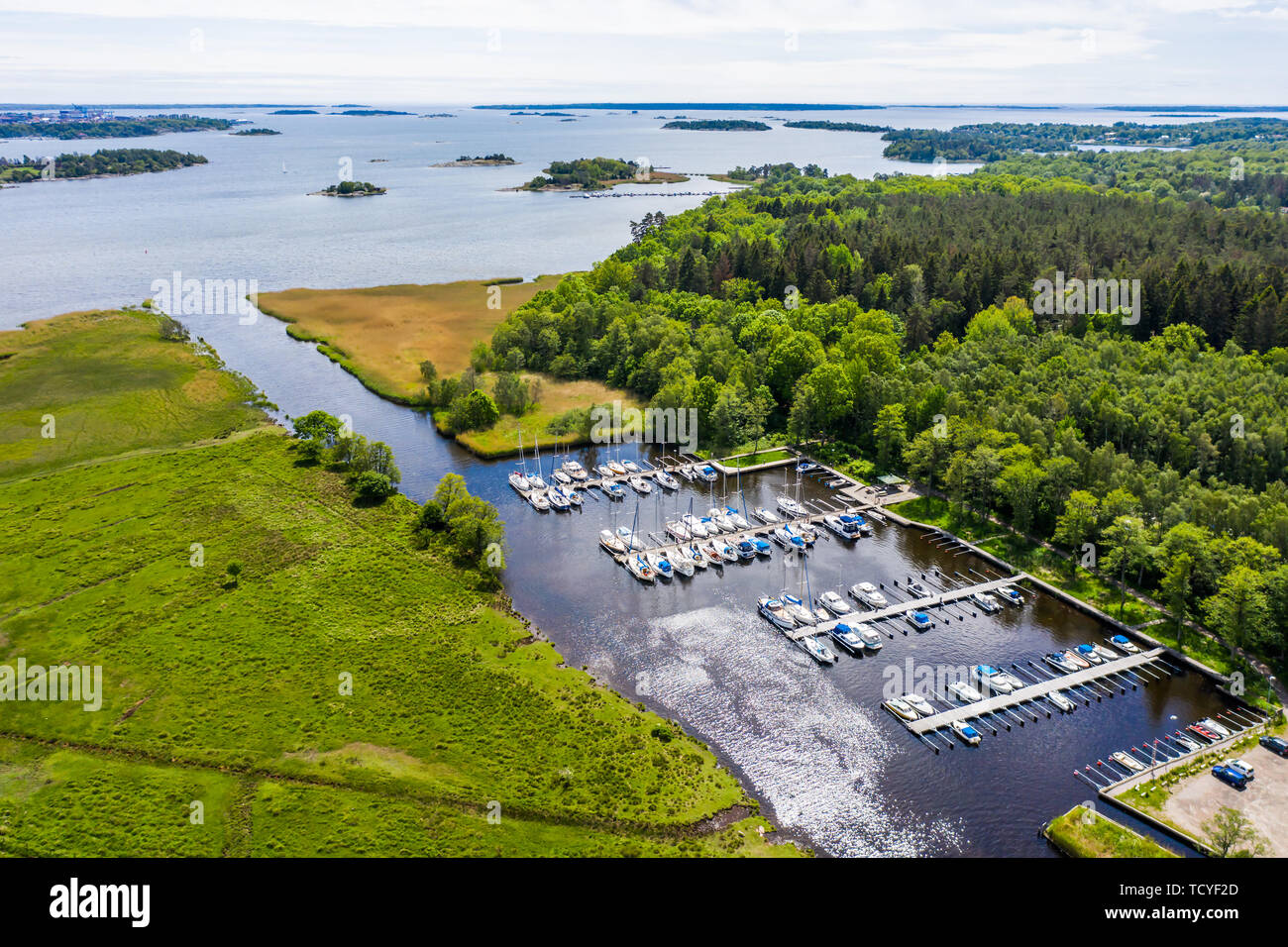 Antena del puerto deportivo en la desembocadura del río Nattrabyan en Blekinge, Suecia. Vista del archipiélago en el fondo. Foto de stock