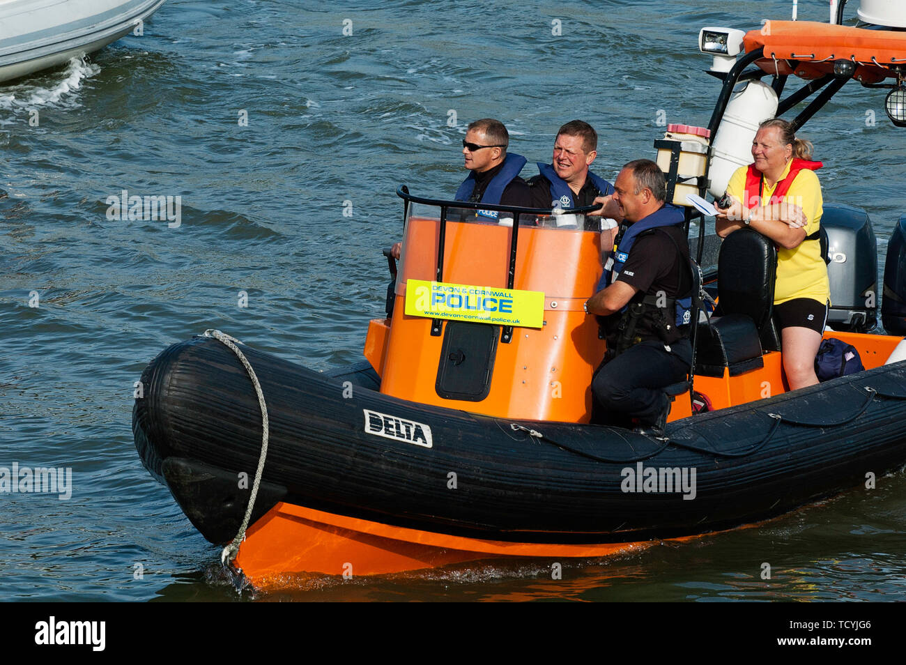 Policía de Devon y Cornwall embarcación inflable sobre el río Dart en Dartmouth Inglaterra Foto de stock