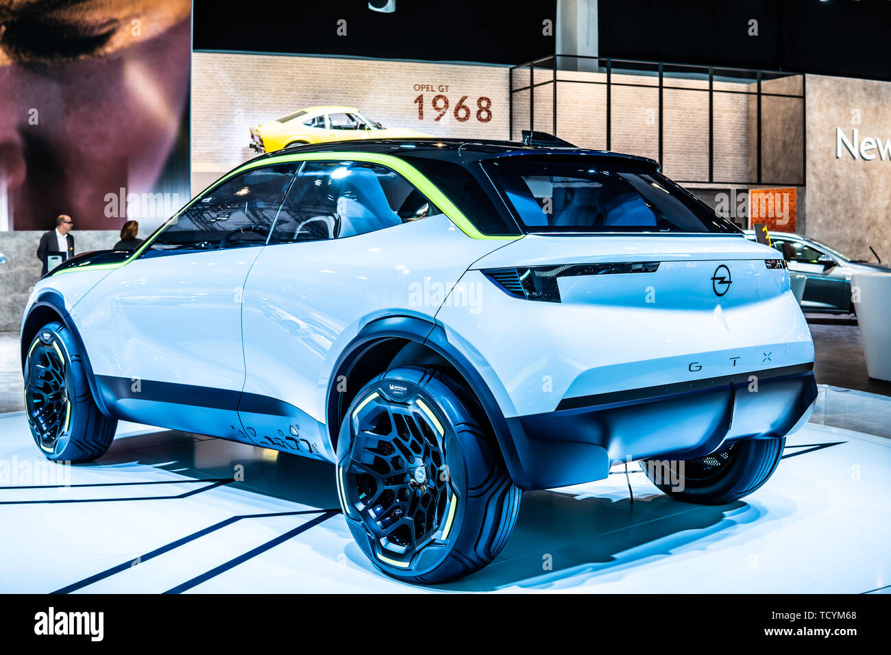 Bruselas, Bélgica, Jan 2019 Opel Corsa azul, Bruselas Motor Show