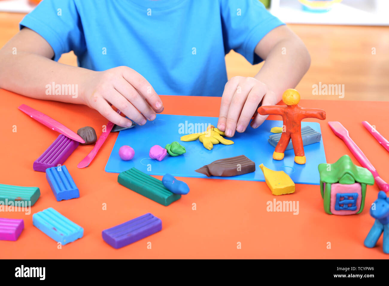 Ni o Moldes de plastilina en la mesa Fotograf a de stock Alamy
