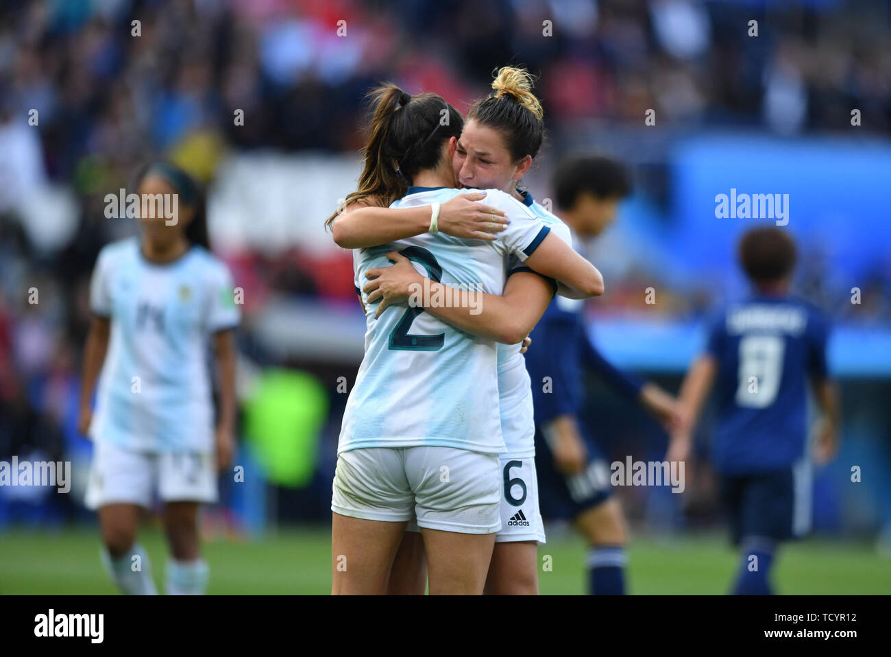 10 junio 2019 Paris, France Fútbol Copa Mundial Femenino Francia 2019: Argentina contra Japón Feliz Argentina Jugador Agustina Barroso (Argentinien) (2) y Aldana Cometti (Argentinien) (6) abrazando Foto de stock