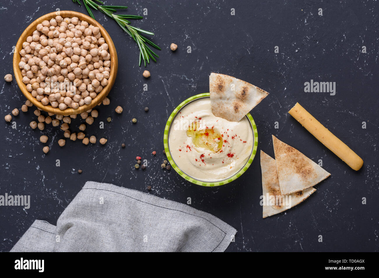 Hummus casero con grissini pan pita y palos. Medio Oriente y auténtica cocina tradicional árabe. Vista superior, espacio de copia. Foto de stock