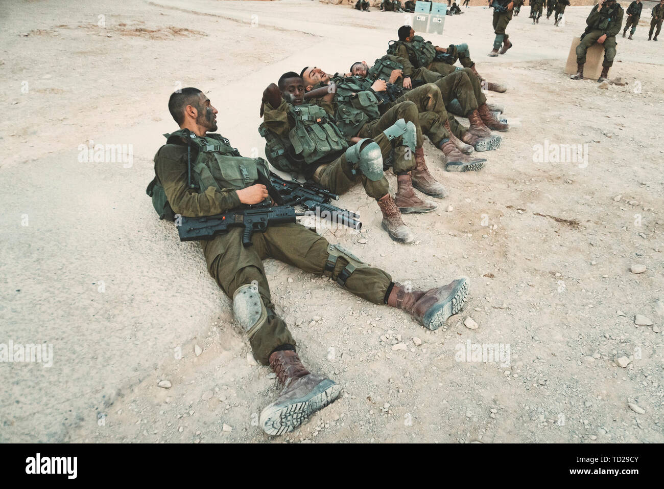 Masada, Israel. 23 de octubre de 2018: Los soldados del ejército israelí que yacía en el suelo y descansar después de las maniobras y lanzar en marzo-fortaleza de Masada. Foto de stock