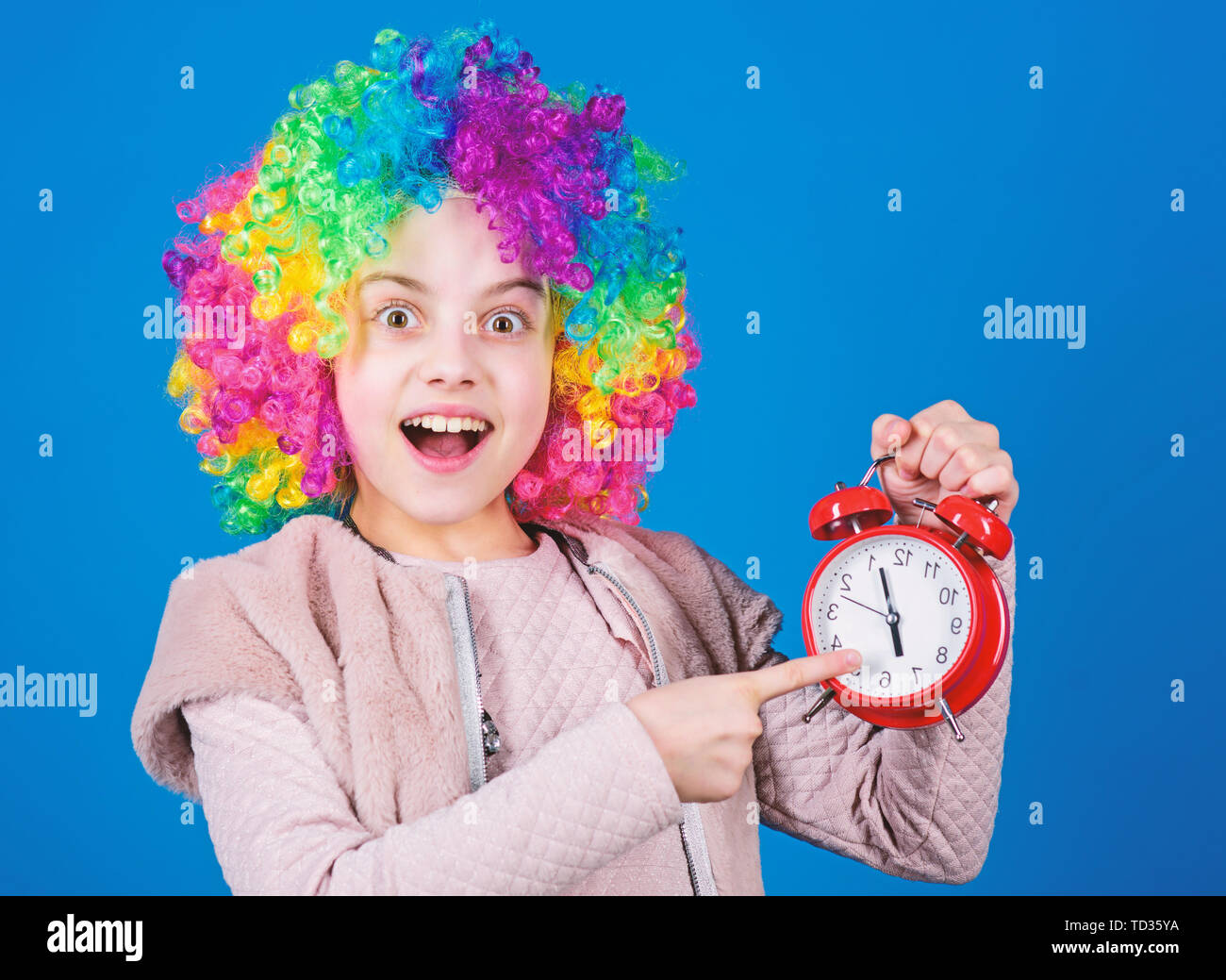 Niños felices con reloj