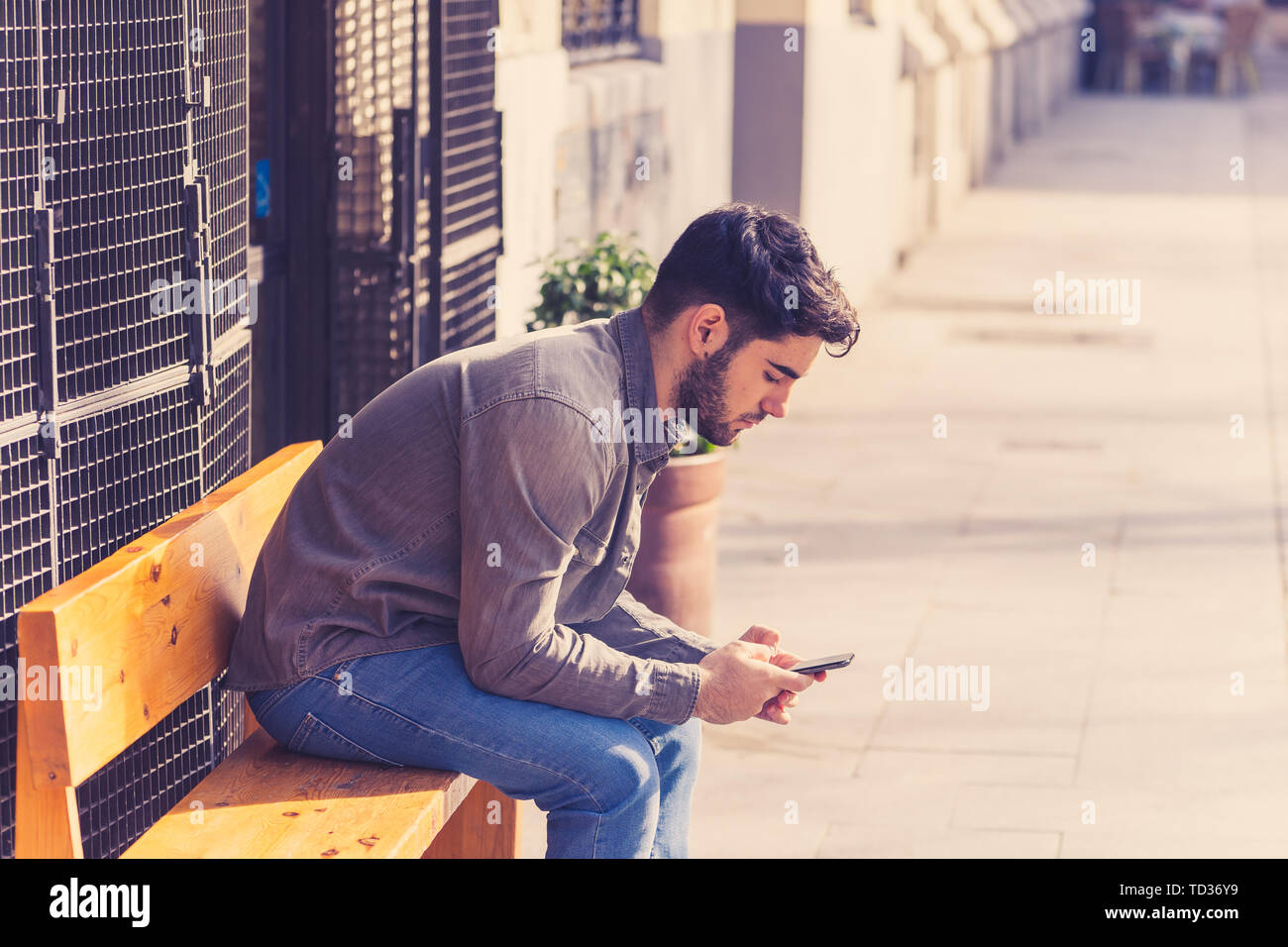 Colegio de moda hombre veinteañero feliz comprobando blog o chatear en  Internet con amigos en el teléfono móvil inteligente app en Europa la  ciudad al aire libre Fotografía de stock - Alamy