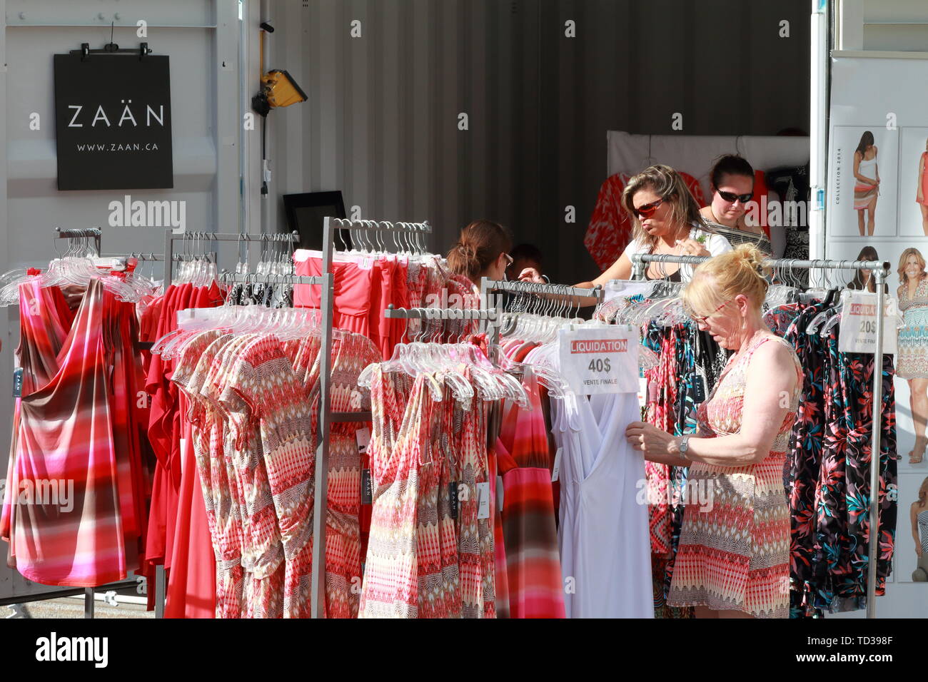 Quebec, Canadá. La mujer vestidos de compras en una boutique al aire libre  en Montreal Fotografía de stock - Alamy