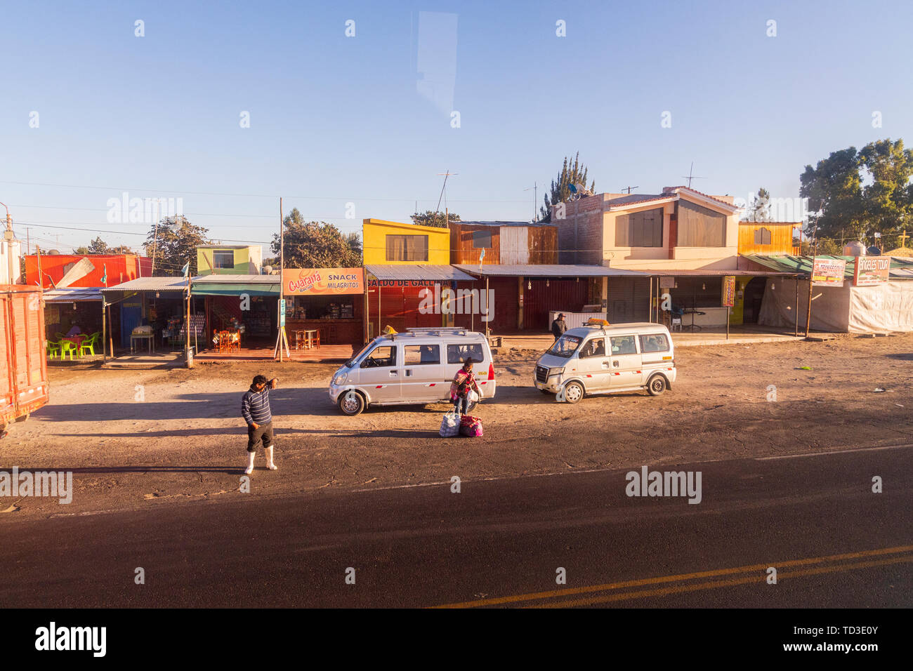 Las escenas desde la ventana de un bus de camino a Arequipa, Perú, América del Sur Foto de stock