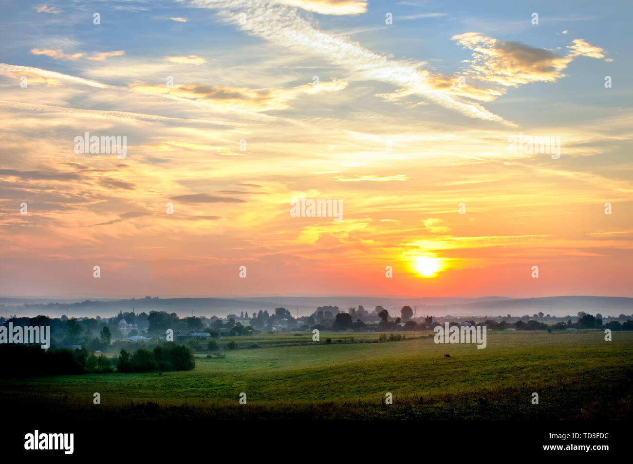 Hermoso paisaje con amanecer en un campo Foto de stock