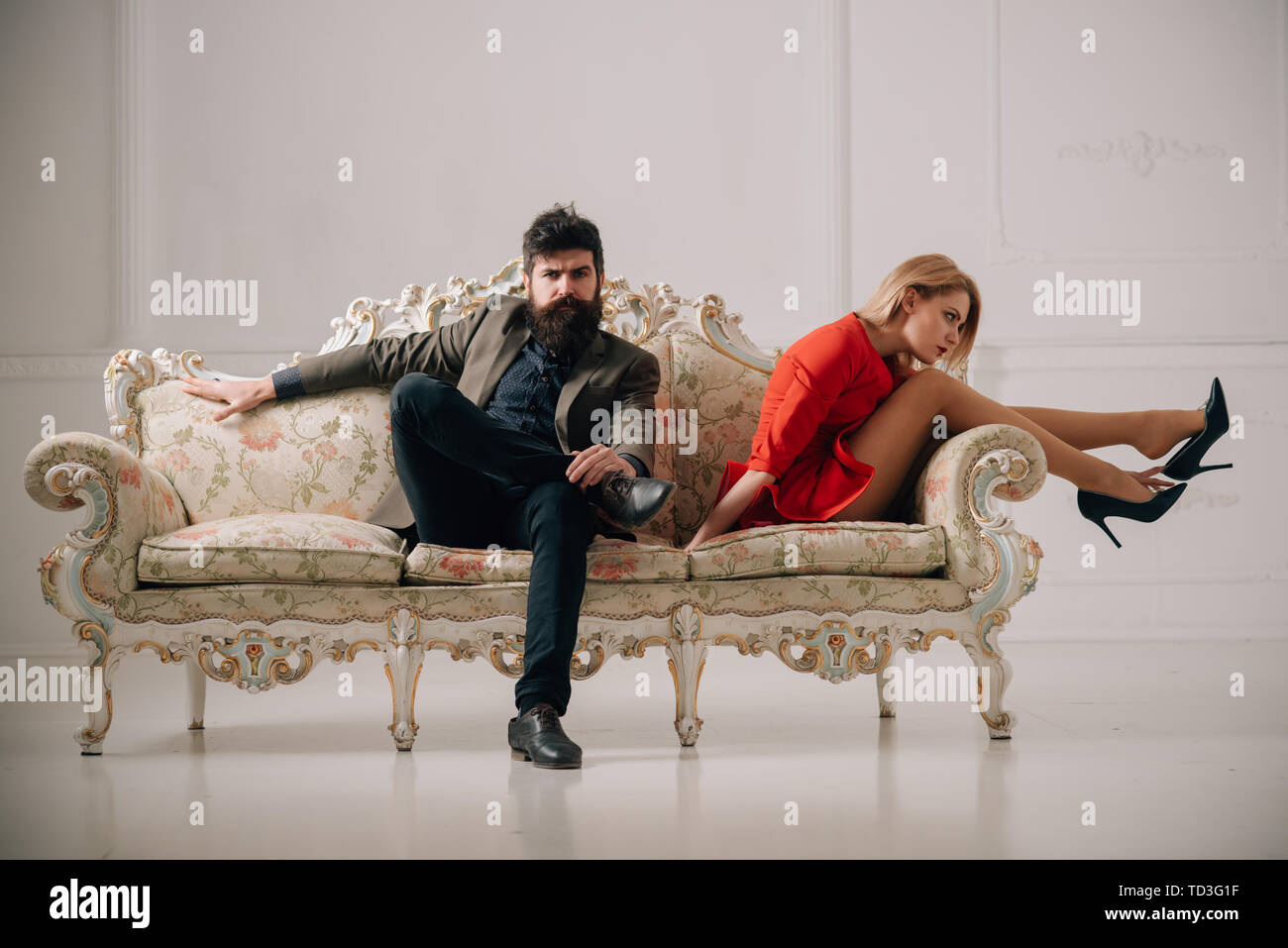 La falta de comunicación. La mala comunicación de la familia relaciones pareja. pareja de hombre y mujer tiene miscommunication. business miscommunication entre barbudo Fotografía de stock - Alamy La falta de comunicación. La mala comunicación de la familia relaciones pareja. pareja de hombre y mujer tiene miscommunication. business miscommunication entre barbudo Fotografía de stock - Alamy