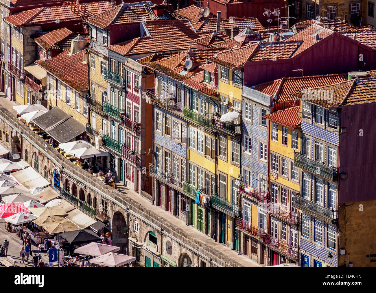 Coloridas casas de Ribeira, niveles elevados de vista, Porto, Portugal, Europa Foto de stock
