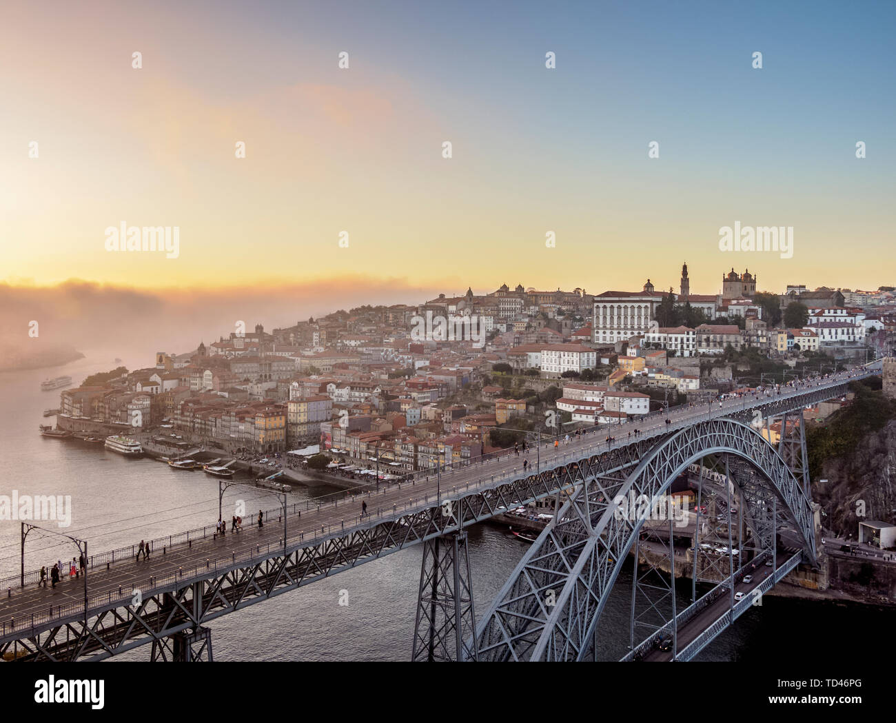 El Puente Dom Luis al atardecer, vista elevada, Porto, Portugal, Europa Foto de stock