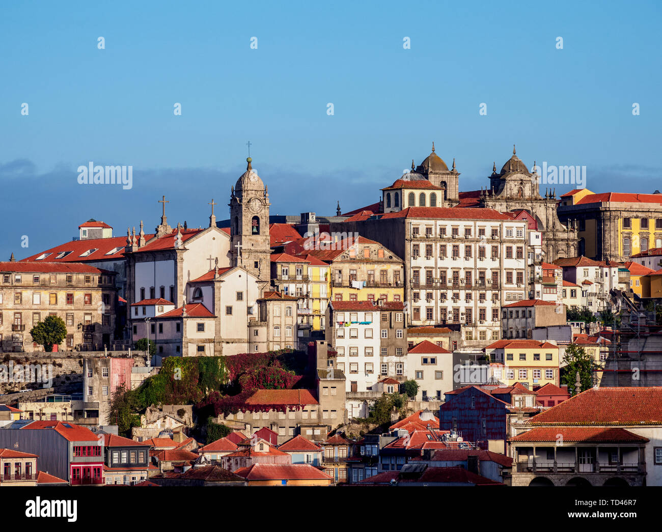 Vista hacia la Iglesia de Nossa Senhora da Vitoria, Porto, Portugal, Europa Foto de stock