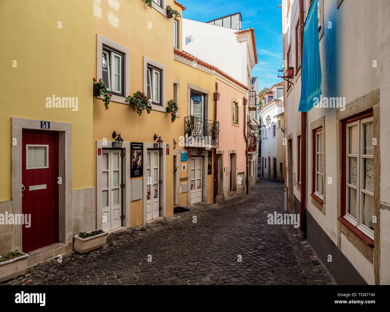 Callejuela de Alfama, Lisboa, Portugal, Europa Foto de stock