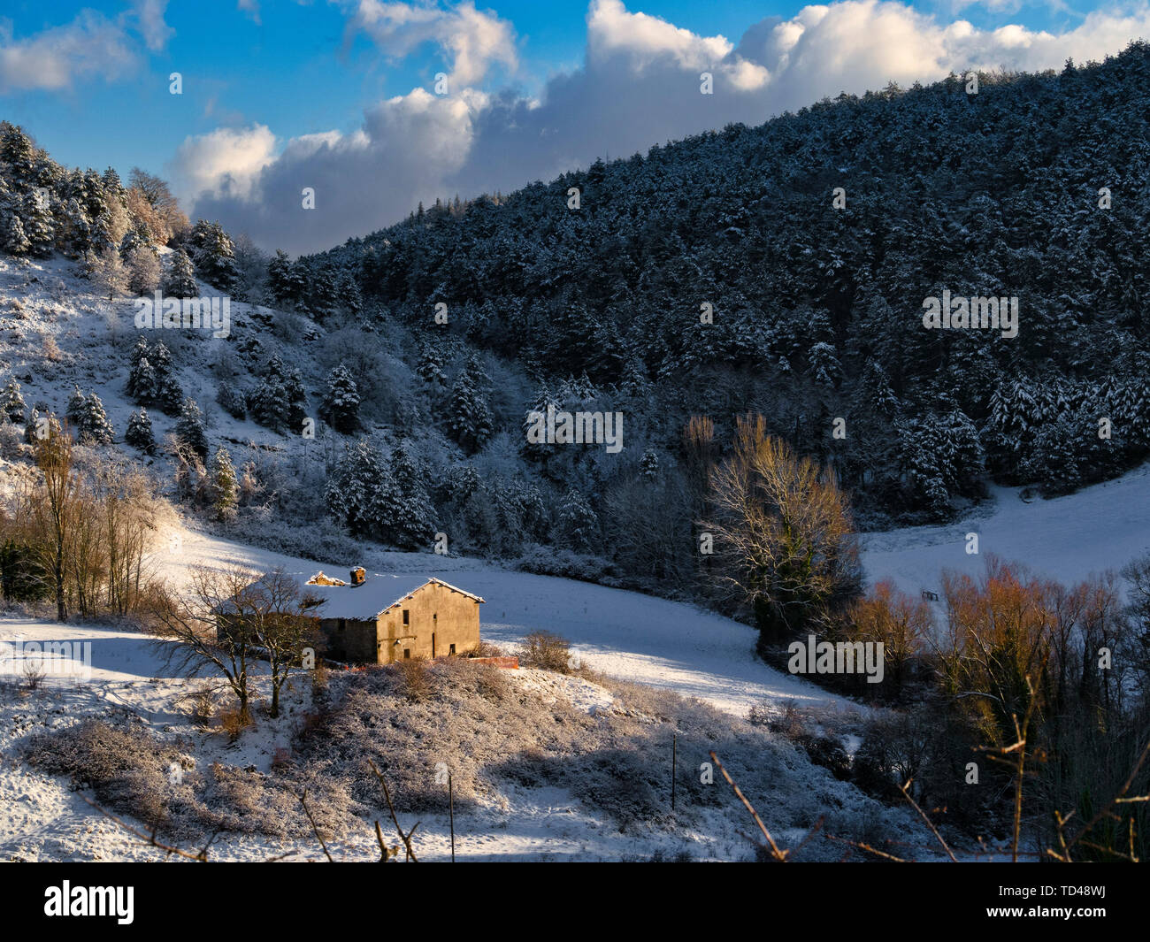 Nieve en los Apeninos en invierno, Gubbio, Umbría, Italia, Europa Foto de stock