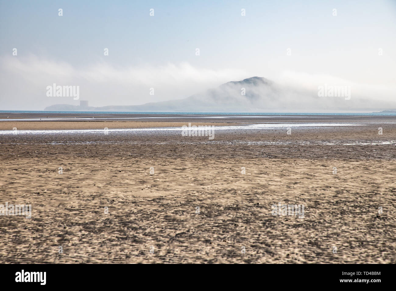 Burrow beach con la niebla cubriendo el ojo de Irlanda Isla, Sutton,  Dublín, Irlanda Fotografía de stock - Alamy