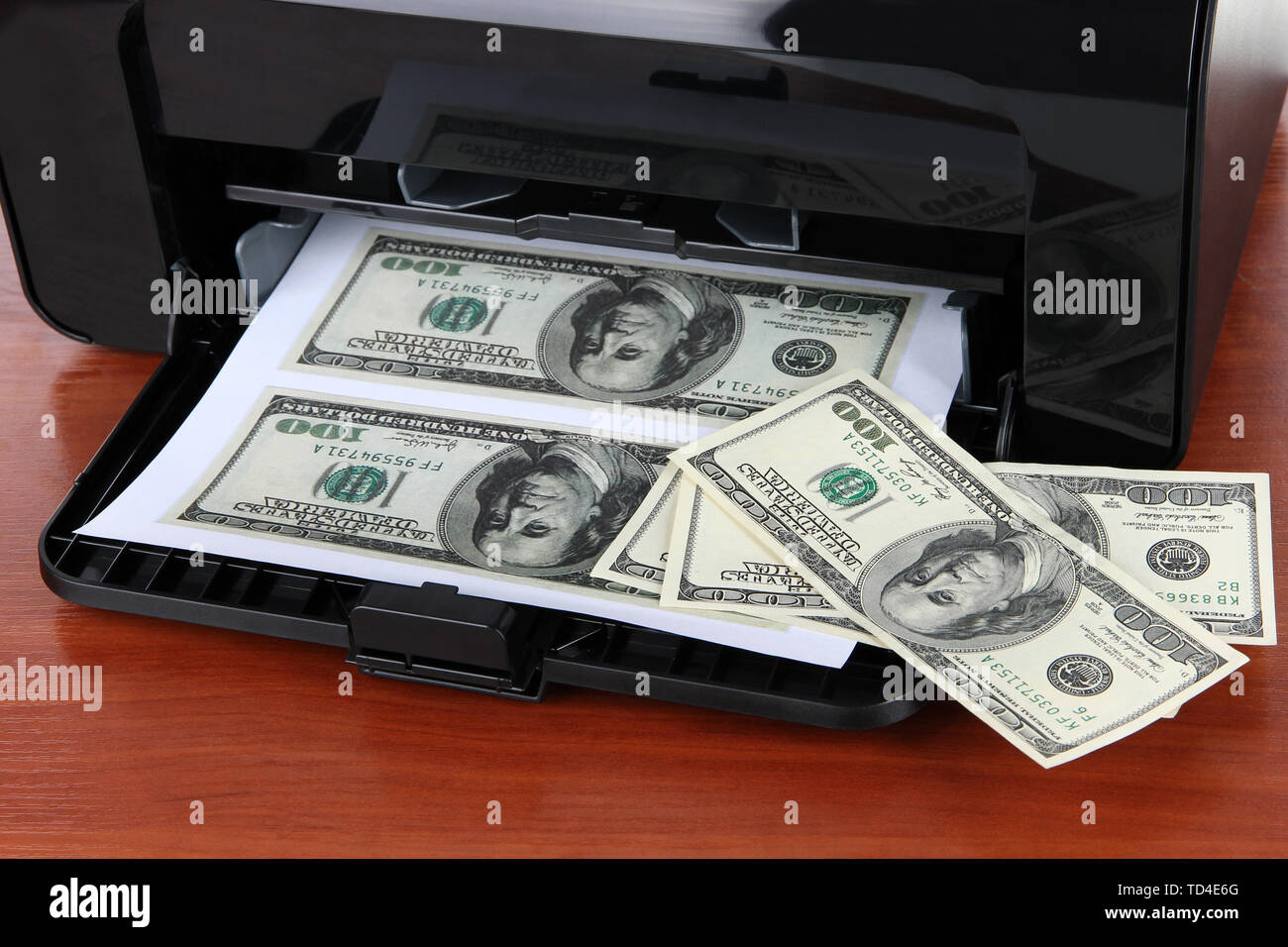 Printer printing fake dollar bills fotografías e imágenes de alta  resolución - Alamy