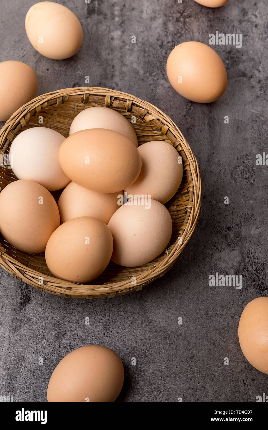 Los huevos frescos en la mesa Foto de stock