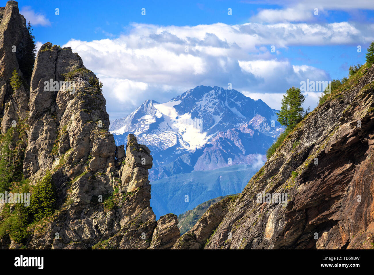 Monte Disgrazia entre dos picos rocosos, Valgerola, Los Alpes Oróbicos, Valtellina, Lombardía, Italia, Europa Foto de stock