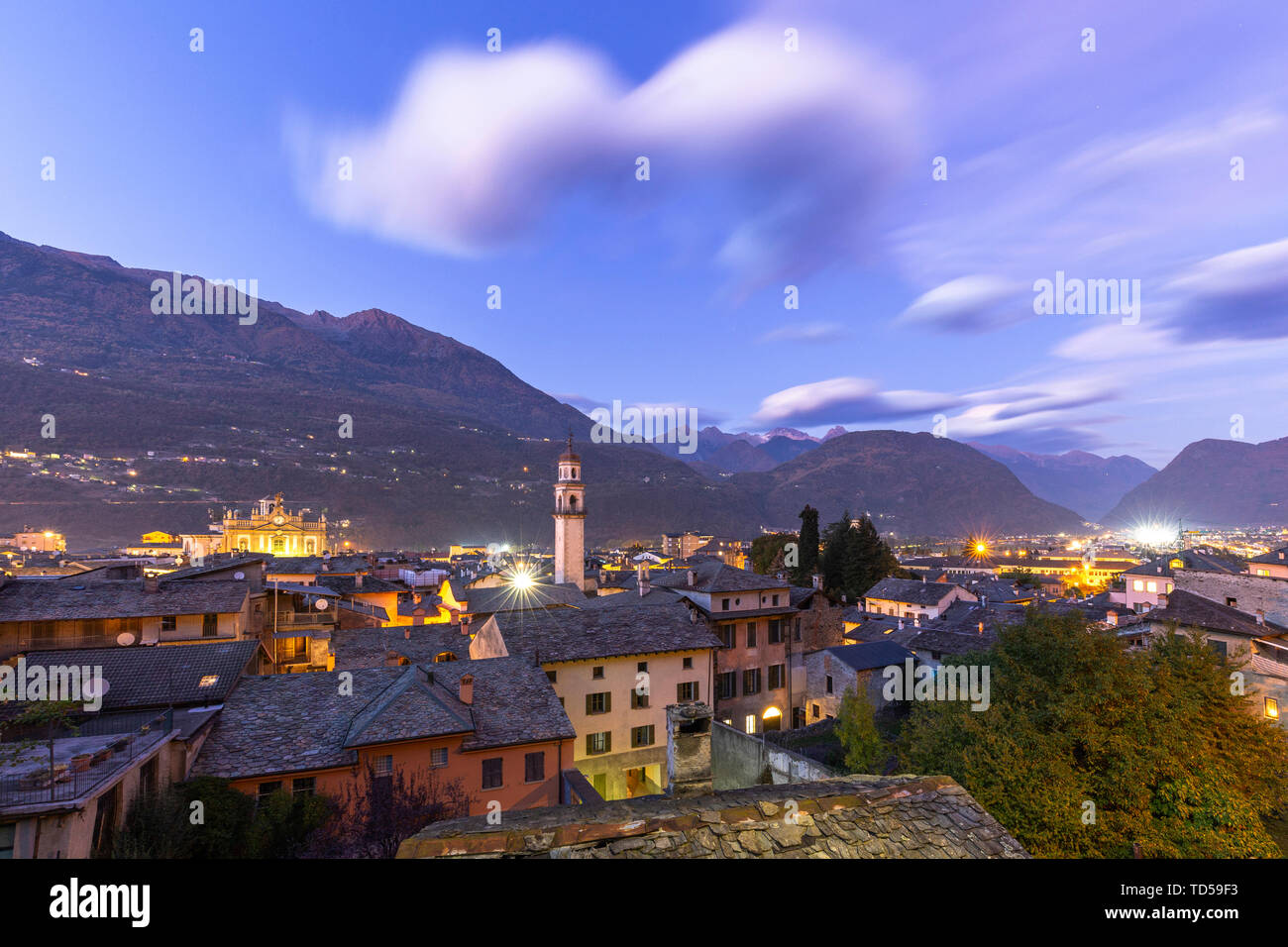 Ciudad de Morbegno al anochecer, Valtellina, Lombardía, Italia, Europa Foto de stock