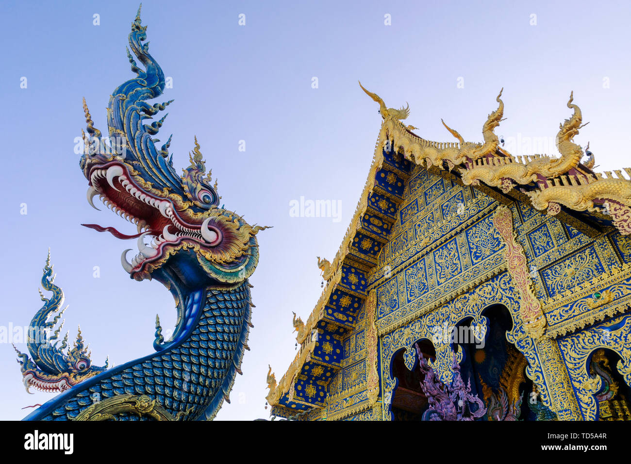 Entrada frontal de Wat Rong Suea diez (azul) del templo en Chiang Rai, Tailandia, el sudeste de Asia, Asia Foto de stock