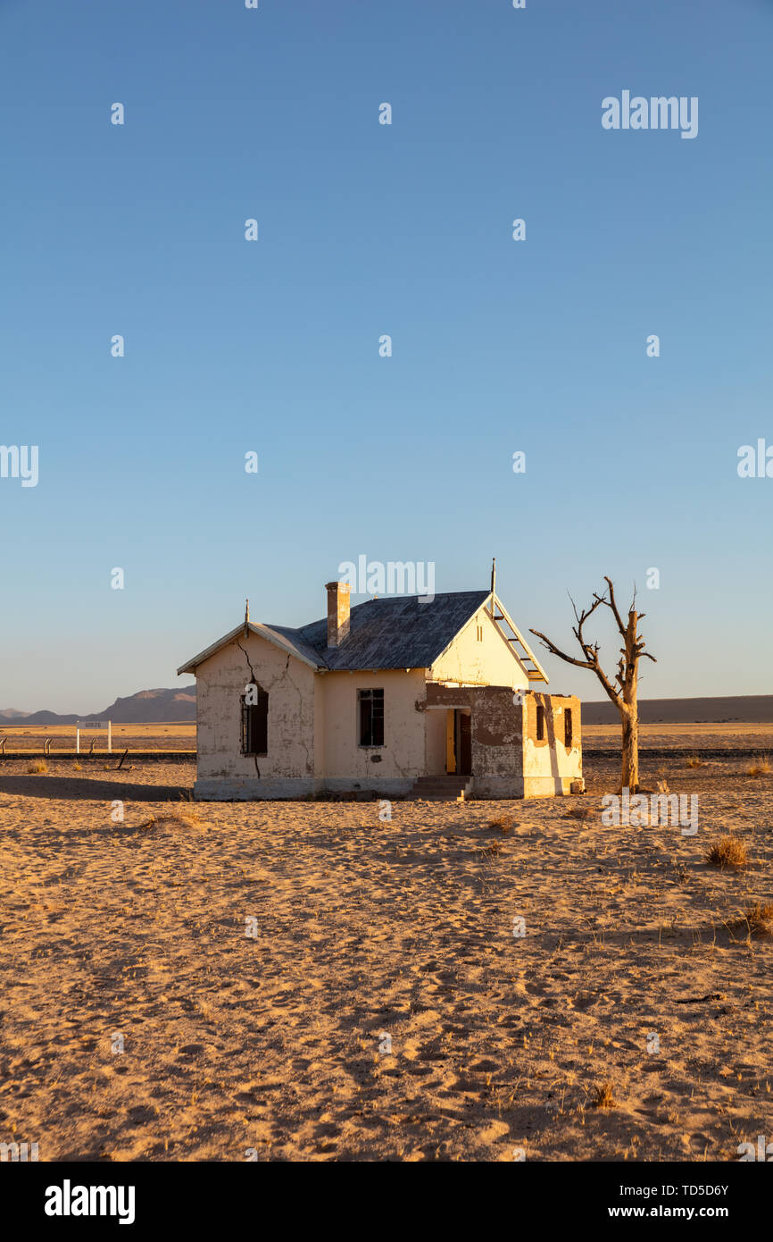 Estación de ferrocarril en desuso y abandonados basado en Luderitz dentro de la región de diamante, Namibia, África Foto de stock