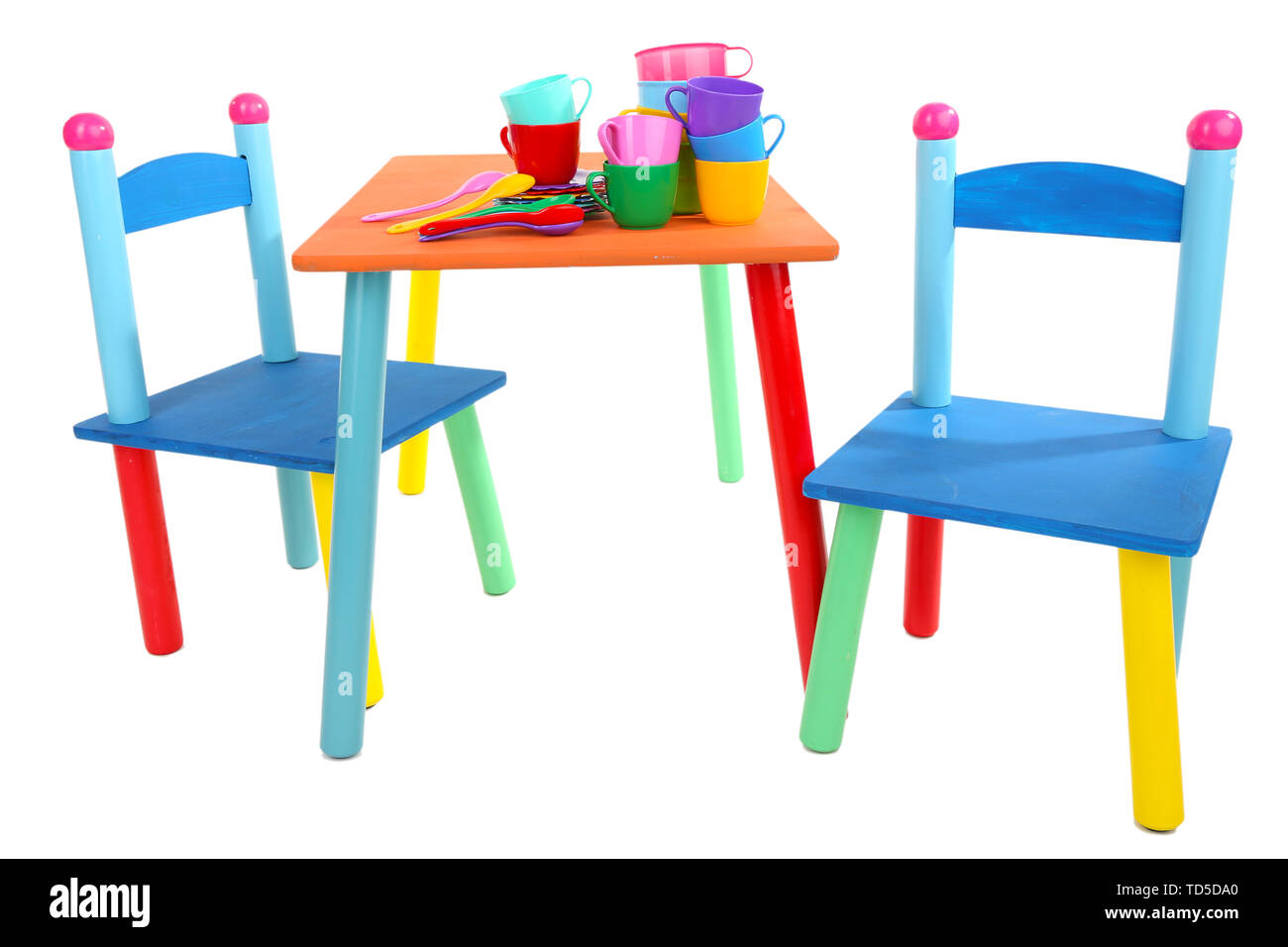 Pequeñas y coloridas mesas y sillas para niños pequeños aislado en blanco  Fotografía de stock - Alamy