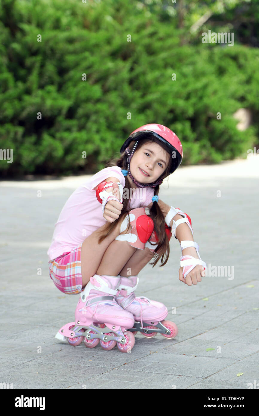 Sonriente Niña Asiática De 5 Años Yendo En Sus Patines En Línea