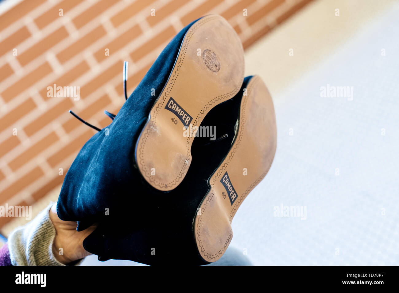 España - 14 Nov, 2017: Mujer mano par nuevo Camper zapatos con suela de cuero Fotografía de stock - Alamy