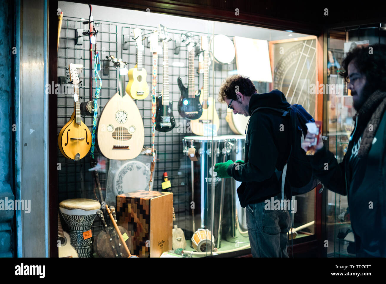 Barcelona, España - 14 Nov, 2017: macho adulto mire la ventana escaparate  de tienda musical con diversos instrumentos musicales con cuerdas y tambor  Fotografía de stock - Alamy