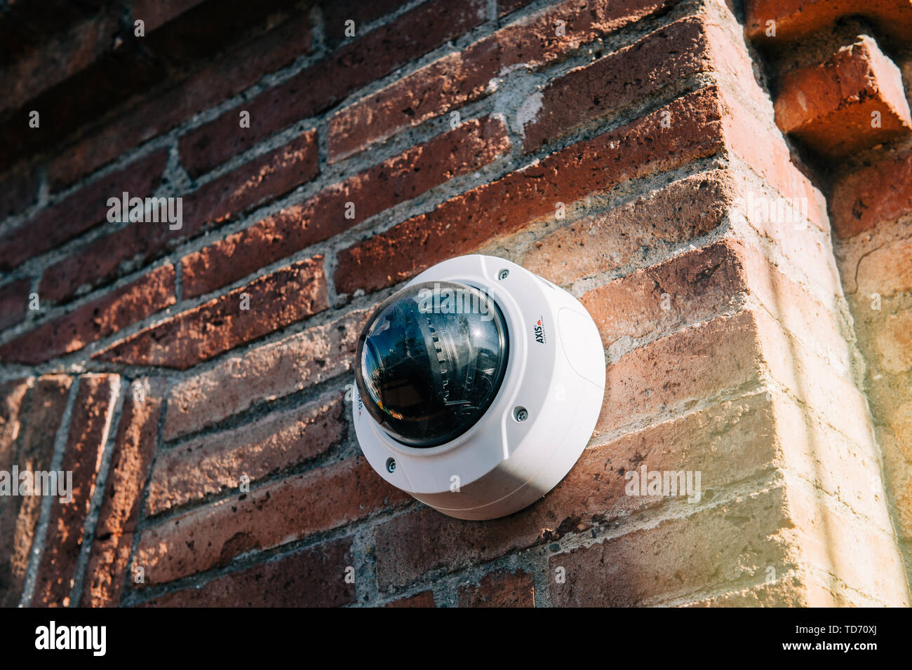 Barcelona, España - Nov 14, 2017: la cámara de vigilancia AXIS 360 grados  sobre la pared de ladrillo. Axis Communications AB es un fabricante sueco  de cámara de red Fotografía de stock - Alamy