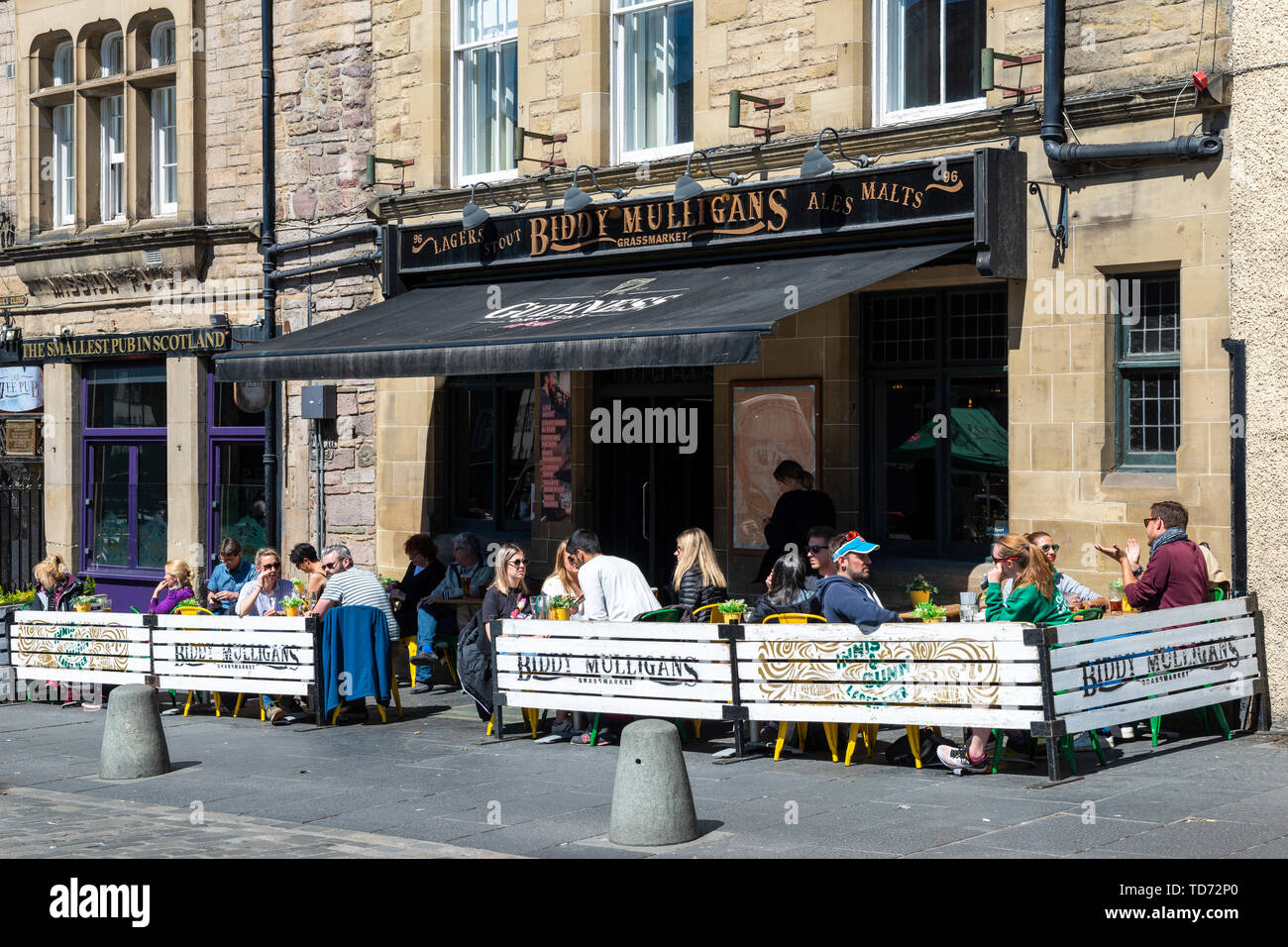 El Biddy Mulligans, pub irlandés tradicional, en el Grassmarket de Edimburgo en el casco antiguo de la ciudad, Scotland, Reino Unido Foto de stock