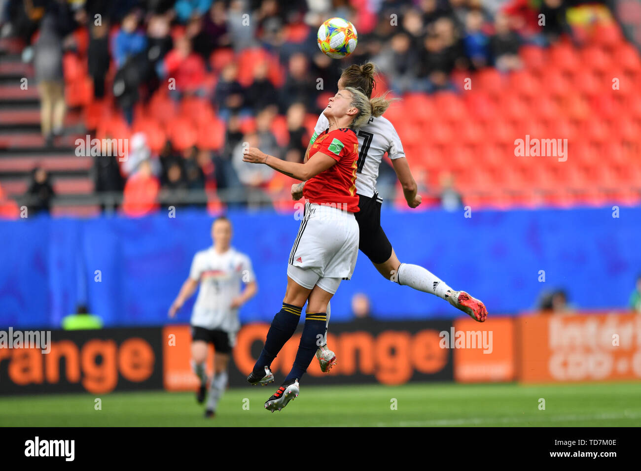 Cabezal, Jefe dueling, Juego escena, duelos en el aire, acción, acción María León (España) (16) Alexandra Popp (DFB) (11 mujeres), 12.06.2019, Valenciennes (Francia), el fútbol, la Copa Mundial Femenina de la FIFA 2019, Alemania - España, FIFA reglamentos prohíben CUALQUIER USO DE LAS FOTOGRAFÍAS COMO SECUENCIAS DE IMAGEN Y / O cuasi-Vídeo. Uso | en todo el mundo Foto de stock