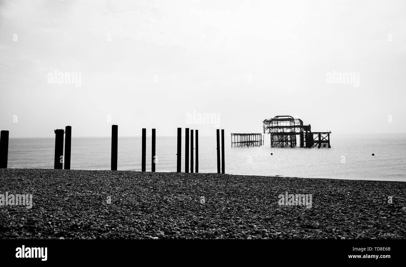 Fotografía en blanco y negro del West Pier en Brighton. El marco, la estructura del antiguo muelle después de un incendio. Foto de stock
