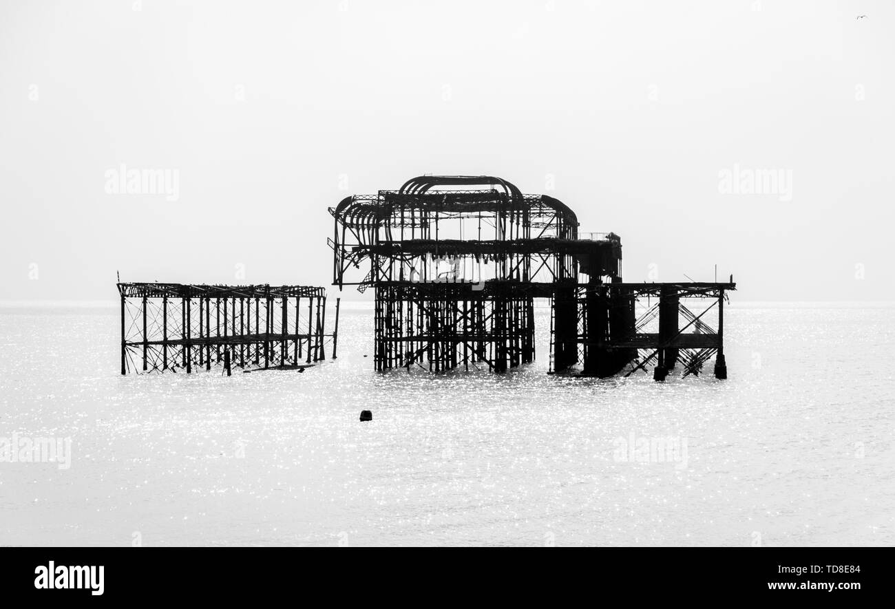 Fotografía en blanco y negro del West Pier en Brighton. El marco, la estructura del antiguo muelle después de un incendio. Foto de stock