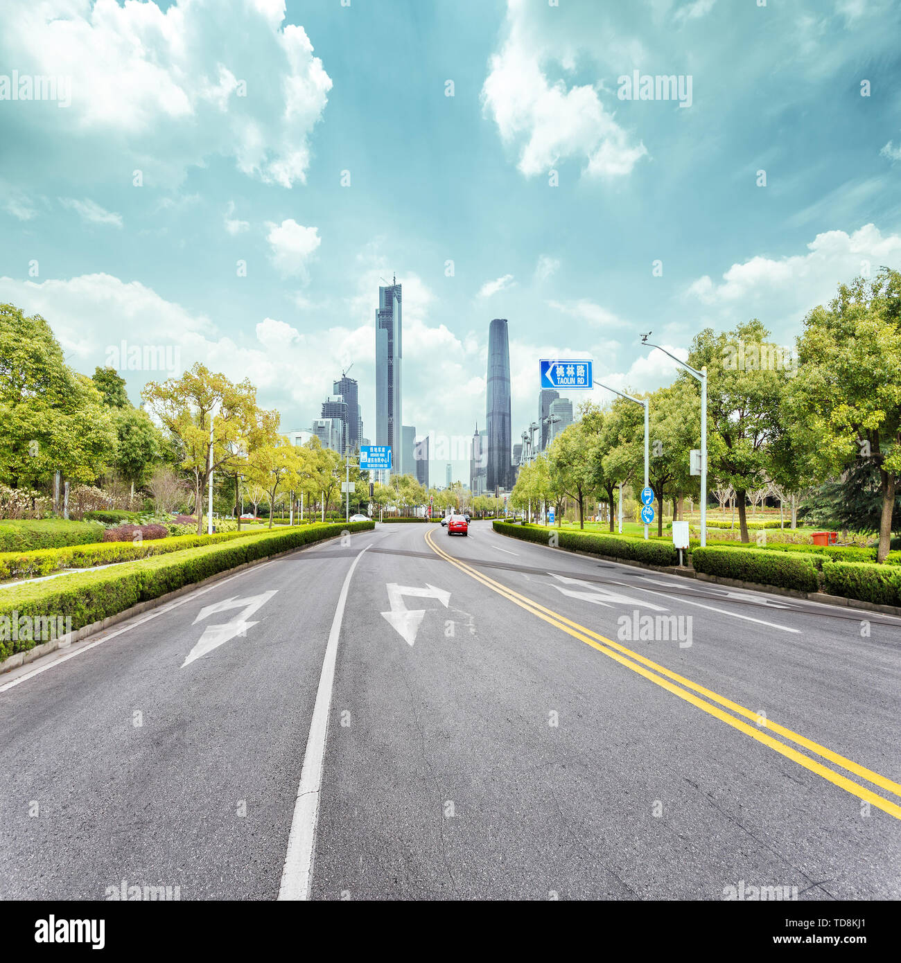 Carretera de asfalto y rascacielos de la ciudad moderna Foto de stock