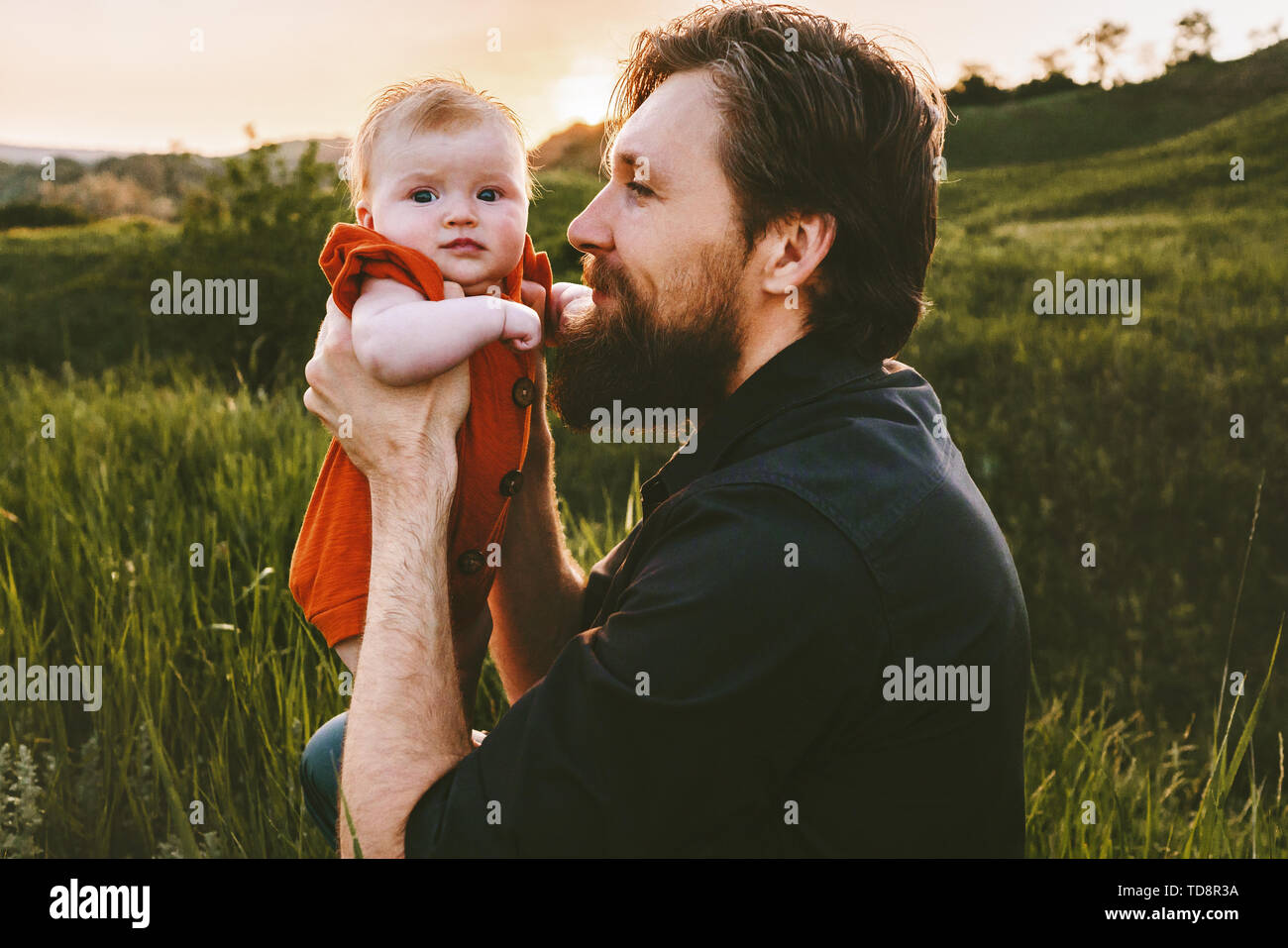 El Padre Y La Hija Del Bebe Los Padres Al Aire Libre Dia De Fiesta Feliz Vida Familiar Papa Celebracion Nino Caminando Juntos Las Vacaciones De Verano La Paternidad Concepto Fotografia De