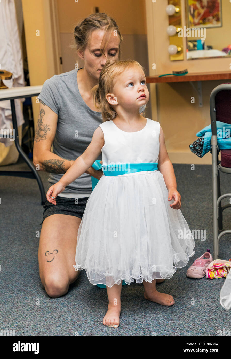 Novia vestidos de niña de flores; su hija; para boda; Iglesia del Congreso; Buena Vista, Colorado, Fotografía de stock - Alamy Novia vestidos de niña de flores; su hija; para boda; Iglesia del Congreso; Buena Vista, Colorado, Fotografía de stock - Alamy
