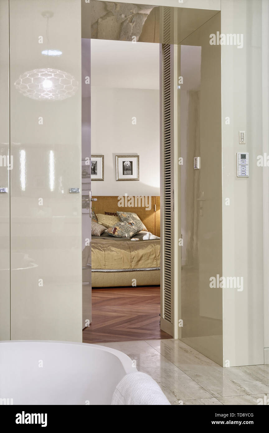 Bano Con Techo Alto Fotos E Imagenes De Stock Alamy