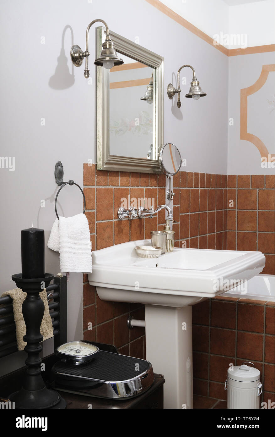 Báscula de baño y madera negra portavelas pilar junto al lavabo con  pedestal en baño RU & Irlanda sólo uso Fotografía de stock - Alamy