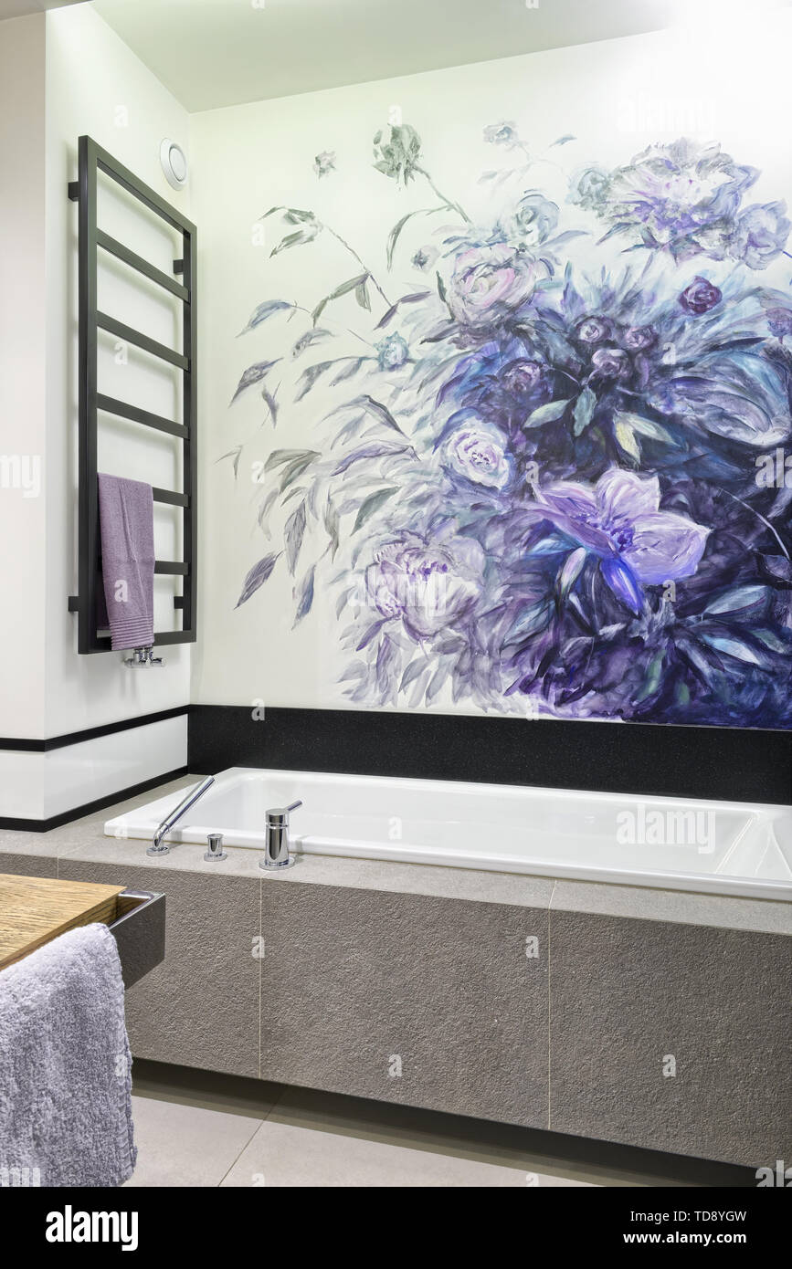 Flores Pintadas Por El Artista En La Pared En El Cuarto De Bano